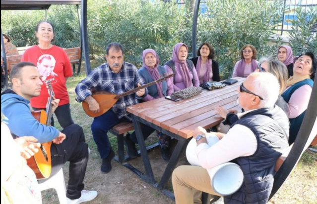 Tarihi Mirasa Yakın Bakış
Van Çaldıran Büyükşehir Belediyesi’nin bu anlamlı organizasyonu, Çukurbağ sakinlerine sadece kültürel bir gezi imkanı sunmakla kalmadı, aynı zamanda bölgenin tarihi ve kültürel mirasını yakından tanıma fırsatı da verdi. Katılımcılar, hem Gazi Mustafa Kemal Atatürk’ün kişisel yaşamına dair izleri taşıyan mekanları görme, hem de korolarının seslendirdiği eserlerle bu anıyı müzikle yaşatma şansı buldu.