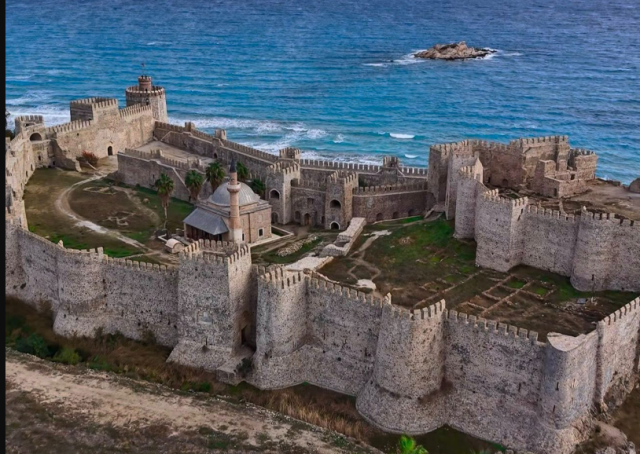 Van Çaldıran'in İncisi: Cüneyt Arkın'ın Filmine Ev Sahipliği Yapan Mamure Kalesi Turizme Açılıyor