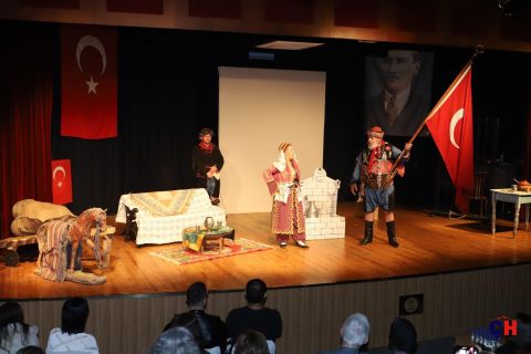 Nazilli'de oynanan tiyatro oyunu vatandaşlardan tam not aldı